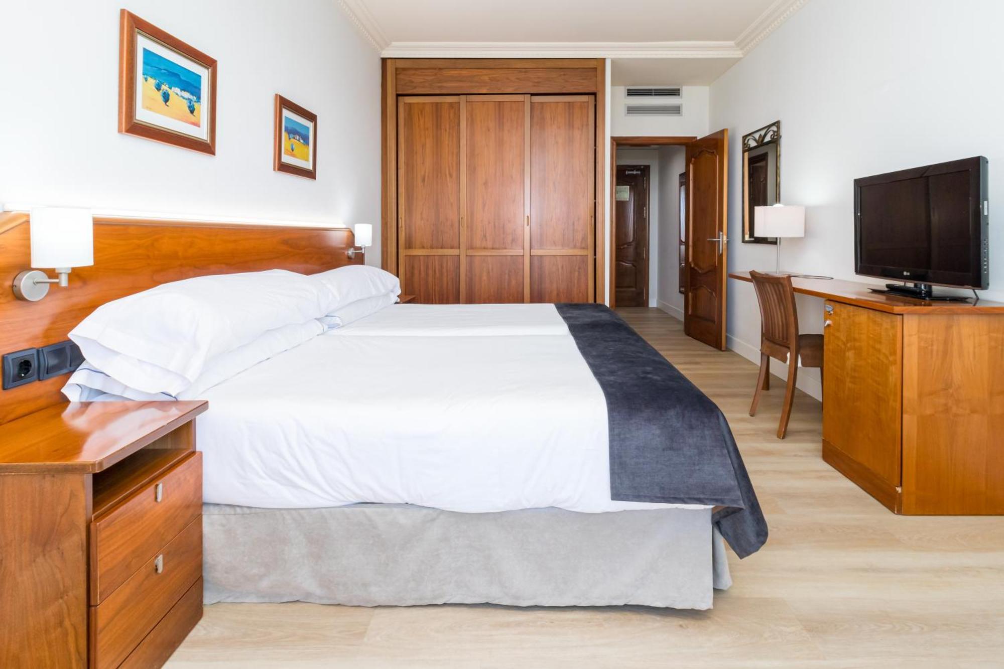 Hotel Milagros Golf Mogro Bagian luar foto