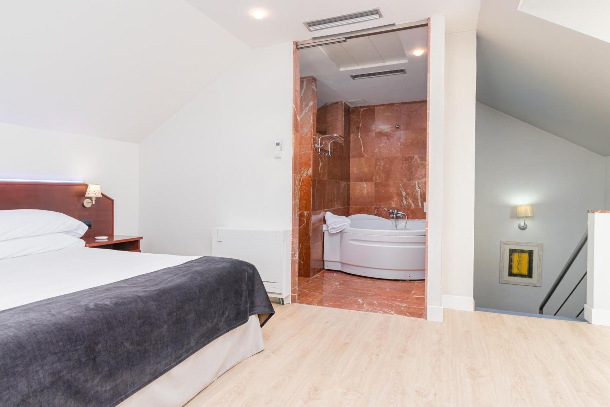 Hotel Milagros Golf Mogro Bagian luar foto